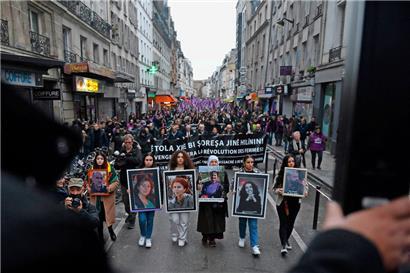 Hier à Paris: Des manifestantes kurdes montrent des portraits des victimes de deux attentats contre leur communauté
