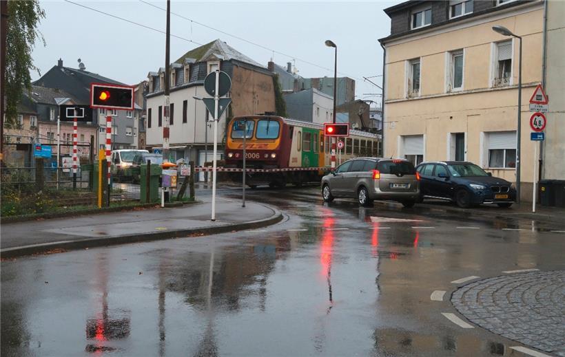Hier am Bahnübergang 93 in der rue Barbourg soll der neue BHNS seine Trasse verlassen und in Richtung Escher Bahnhof über die normale Straße weiterfahren. Angesichts der Straßenverhältnisse wird das dem Fahrer wohl viel Fingerspitzengefühl abverlangen.
