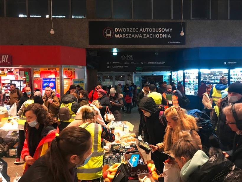 Hier, am Busbahnhof, haben alle Hoffnungen – die einen sind dem Krieg entkommen, die anderen brechen dahin auf
