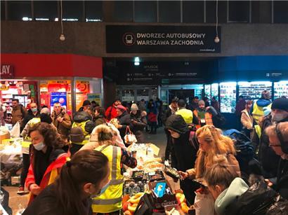 Hier, am Busbahnhof, haben alle Hoffnungen – die einen sind dem Krieg entkommen, die anderen brechen dahin auf
