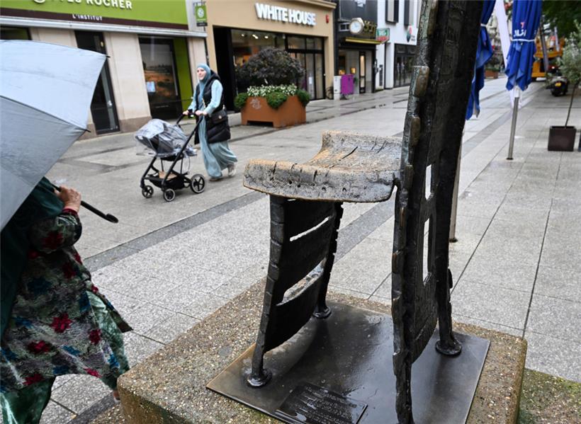 Hier beginnen Simone Wohls Führungen durch Esch: der Stuhl von Bettina Scholl-Sabbatini
