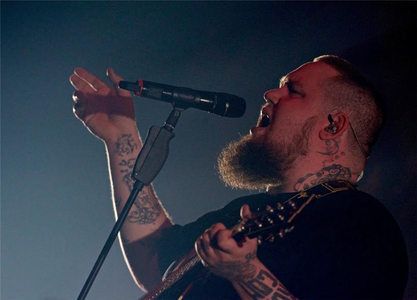 Hier bei einem Auftritt in der „Rockhal“ wird der Künstler Rag ’n’ Bone Man am 23. Juni unter freiem Himmel in der Luxemburger Hauptstadt performen
