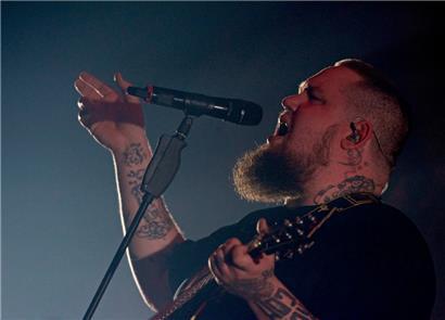 Hier bei einem Auftritt in der „Rockhal“ wird der Künstler Rag ’n’ Bone Man am 23. Juni unter freiem Himmel in der Luxemburger Hauptstadt performen
