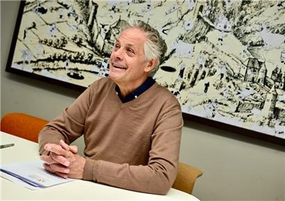 Hier bei einem Interview mit „Le Quotidien“ über Focuna: der Kulturkenner Jo Kox
