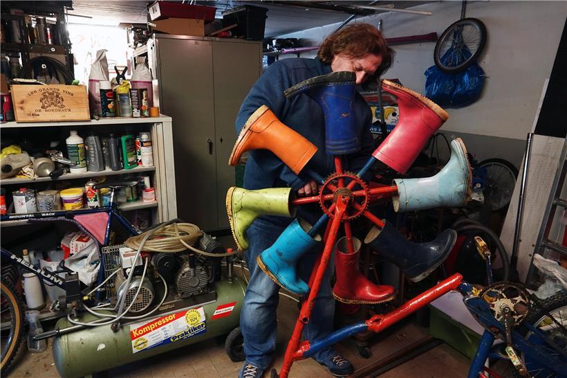Hier bereitet Nico Hames gerade eines seiner verrückten Fahrräder auf die immer näher rückende Kavalkadensaison 2020 vor. Mit seinem Verein „Cycles comiques Olm“ wird er auch dieses Jahr wieder an Umzügen in Luxemburg und seinen Nachbarländern teilnehmen.
