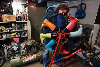 Hier bereitet Nico Hames gerade eines seiner verrückten Fahrräder auf die immer näher rückende Kavalkadensaison 2020 vor. Mit seinem Verein „Cycles comiques Olm“ wird er auch dieses Jahr wieder an Umzügen in Luxemburg und seinen Nachbarländern teilnehmen.
