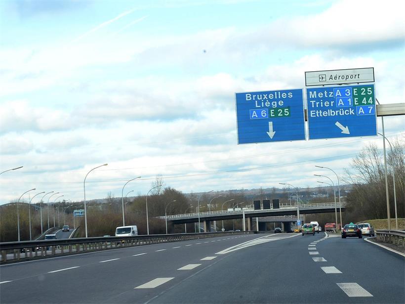 Hier bitte abfahren: Wer am Wochenende aus Richtung Esch über die A4 in die Luxemburger Innenstadt will, muss einen Umweg in Kauf nehmen