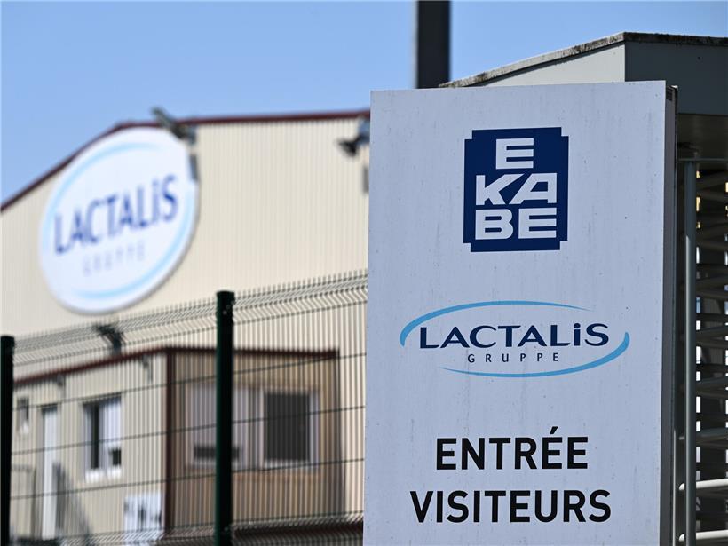 Fluss mit trockener Uferzone in Luxemburg, symbolisch für das Ausbleiben der regionalen Milchproduktion