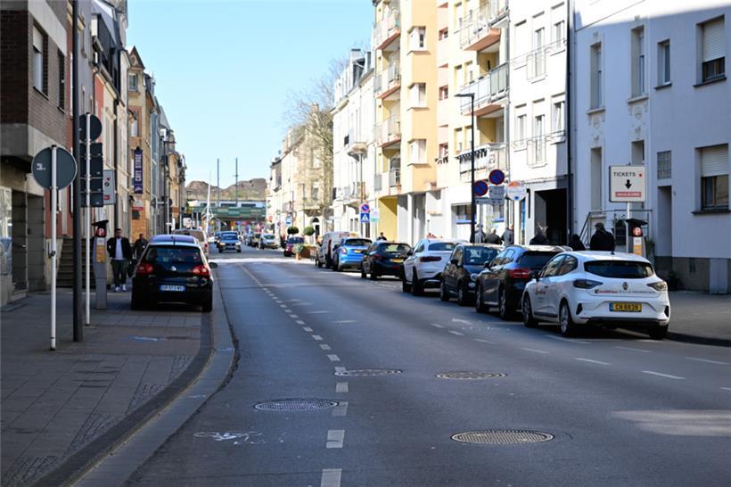 Hier geht es in Zukunft für Autos nur noch in eine Richtung, und zwar zum Kreisverkehr 
