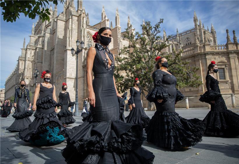 Hier geht es nicht um eine künstlerische Darbietung, sondern die Damen fordern mit ihrem Auftreten Unterstützung für den typisch andalusischen Modesektor bei der Bewältigung der Krise, die durch die Absage von Veranstaltungen aufgrund der Corona-Pandemie verursacht wurde
