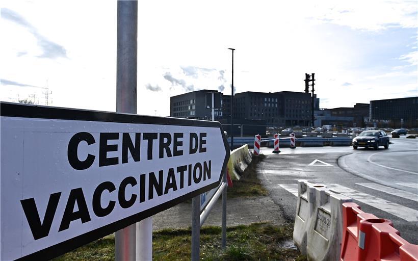 Hier geht’s lang: Schilder leiten zum Impfzentrum in Esch-Belval
