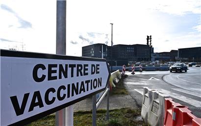 Hier geht’s lang: Schilder leiten zum Impfzentrum in Esch-Belval

