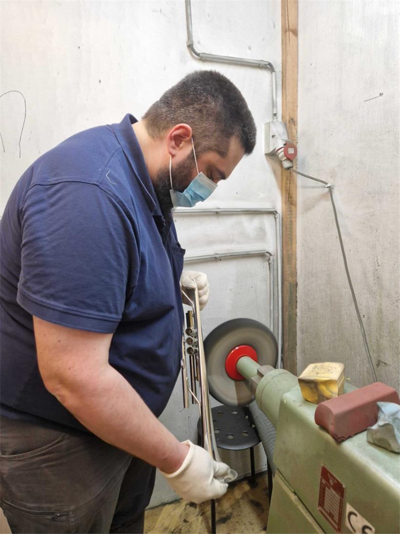 Hier ist Konzentration gefragt: Nach der manuellen Politur geht es zur Maschine....