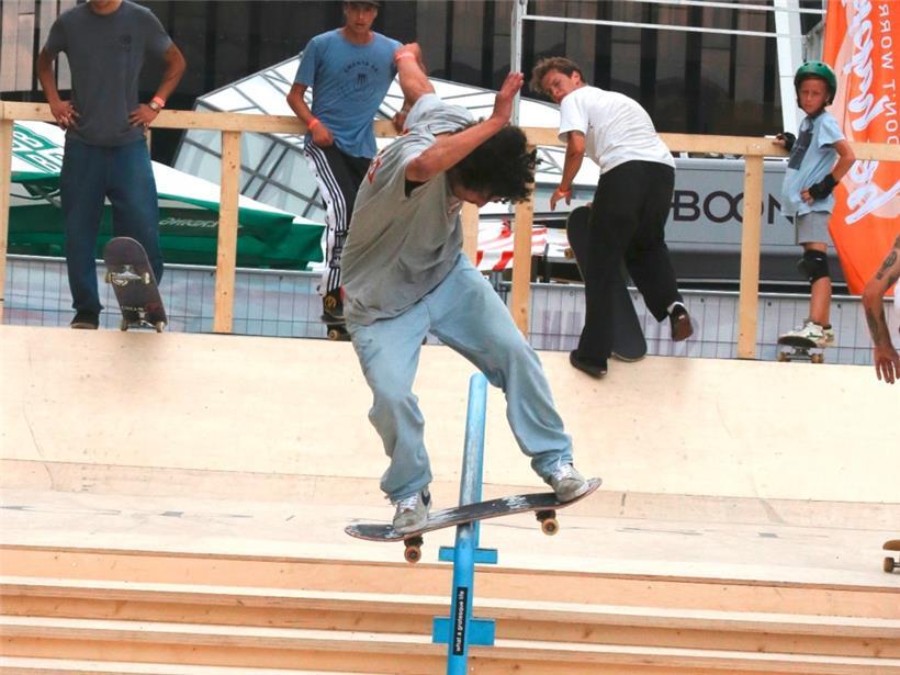 Hier ist das Gleichgewicht gefragt: Beim Street-Skaten dreht sich alles um urbanes Mobiliar wie Bänke, Treppen und Geländer
