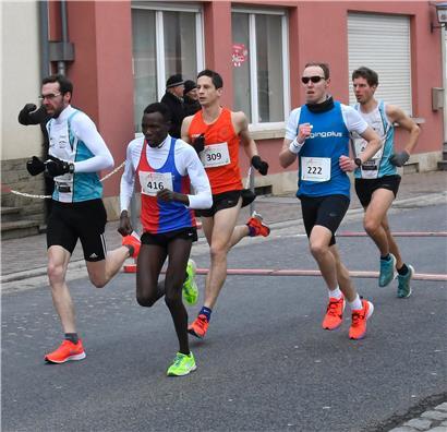 Hier lagen die Podiumskandidaten noch alle zusammen, am Ende setzte sich Raphaël Durviaux (Nr. 222) durch
