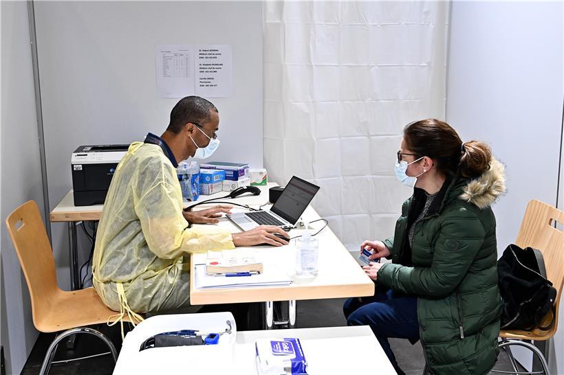 Hier möchten viele gerne sitzen: Vorbesprechung in einem Impfzentrum in Luxemburg
