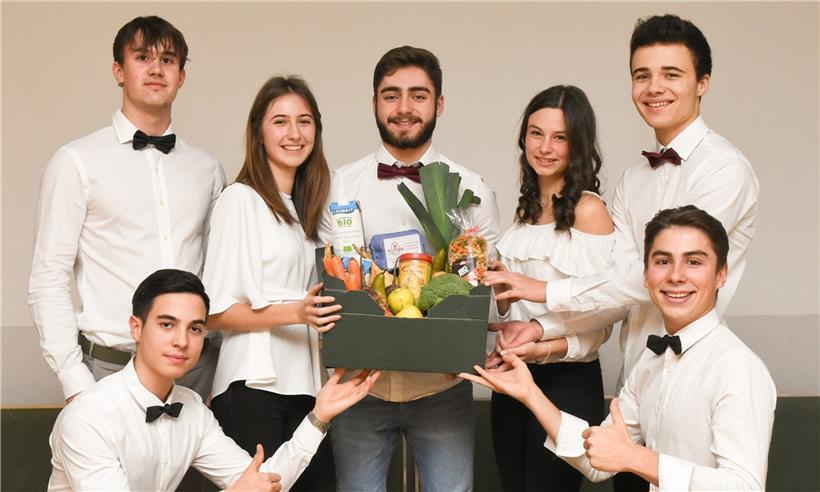 Hier präsentieren noch sieben Schüler die „FrëschKëscht“ – zwei sind inzwischen ausgestiegen. Für Ivo Silva (rechts kniend) war es „das Beste, was ich bisher in meiner Schüler-Karriere gemacht habe“.

