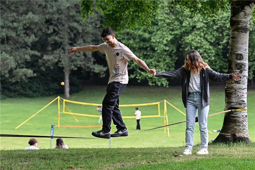 Jugendliche beim Sport als gesunder Ausgleich zur Bildschirmzeit für bessere Screen-Life-Balance