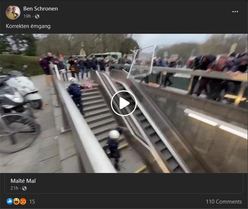 Hier sieht man, wie die Polizisten mit Absperrungen beworfen werden. Ben Schronen meint, dies ist der korrekte Umgang mit Polizisten.
