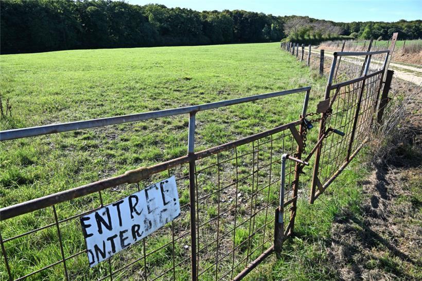 Hier soll der Betrieb mit vorerst 330 Kühen hin. Bergrunter geht es ins Dorf, daneben verläuft der Wanderweg „Camille Gira“. 
