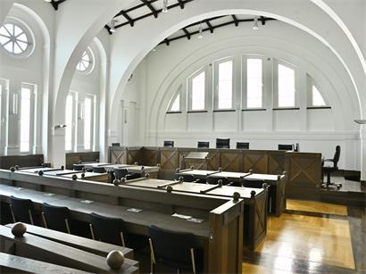 Hier trifft der abstrakte Rechtsstaat auf den konkreten Alltag der Bürger: ein Gerichtssaal in der „Cité judiciaire“ auf dem Heilig-Geist-Plateau