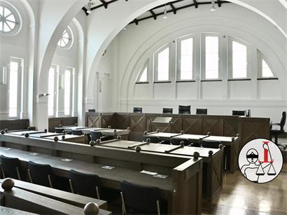 Hier trifft der abstrakte Rechtsstaat auf den konkreten Alltag der Bürger: ein Gerichtssaal in der „Cité judiciaire“ auf dem Heilig-Geist-Plateau