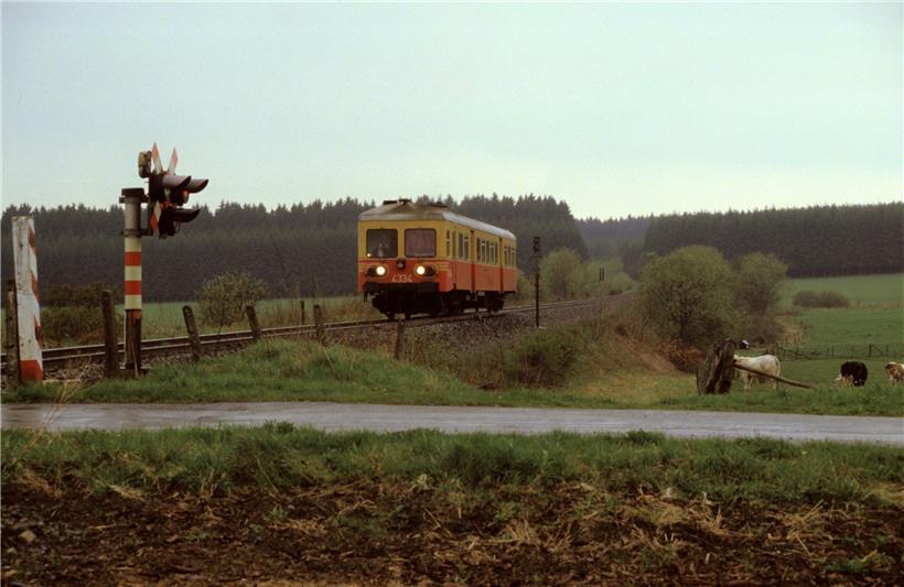 Hier wäre 1982 auch unsere abgeschleppte Lok vorbeigekommen. Ein paar Wochen vor der Aufgabe des Personenverkehrs zwischen Gouvy und Bastogne am 2. Juni 1984 ist der Triebwagen 4334 bei Buret, das auf Luxemburgisch Beirig heißt, unterwegs. Heute verläuft auf der Bahntrasse ein Fahrradweg.
