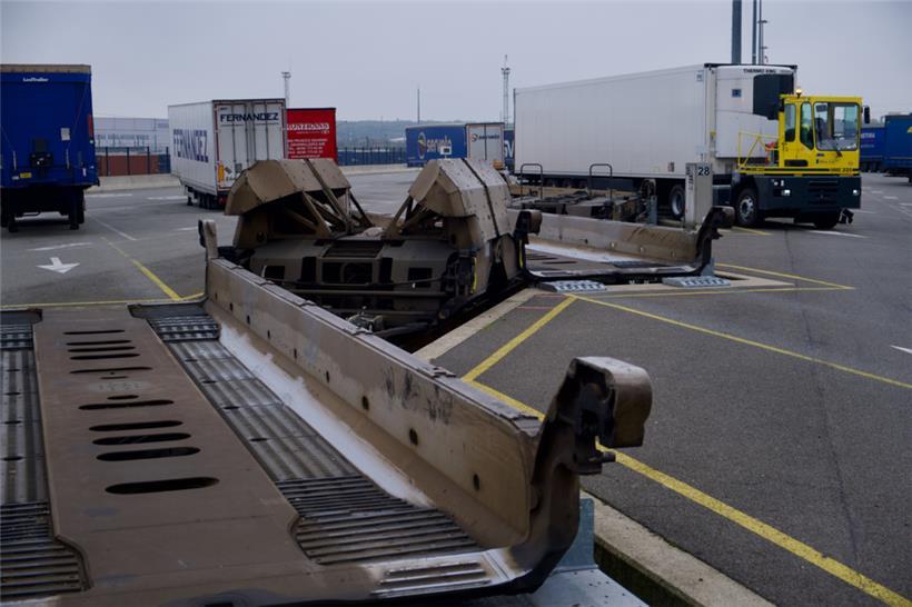 Hier werden die Anhänger mithilfe der gelben Terminaltraktoren auf die Güterwage...