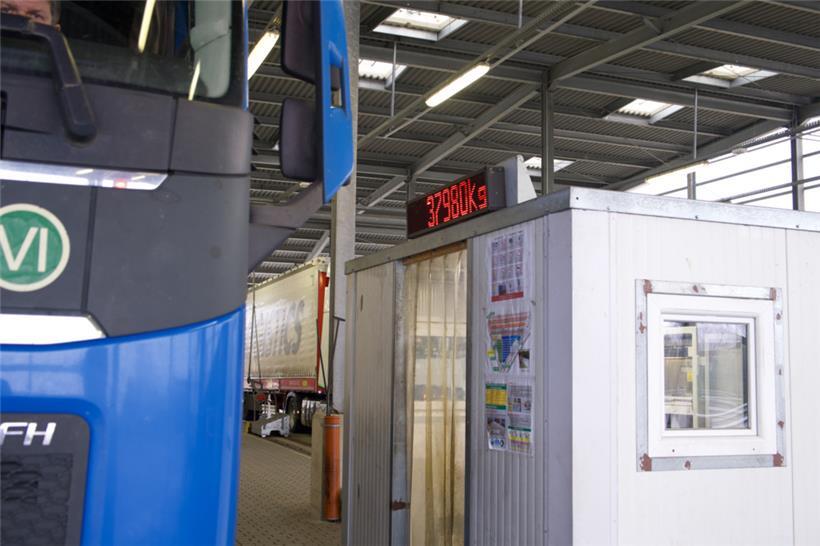 Hier werden die Laster auch gewogen