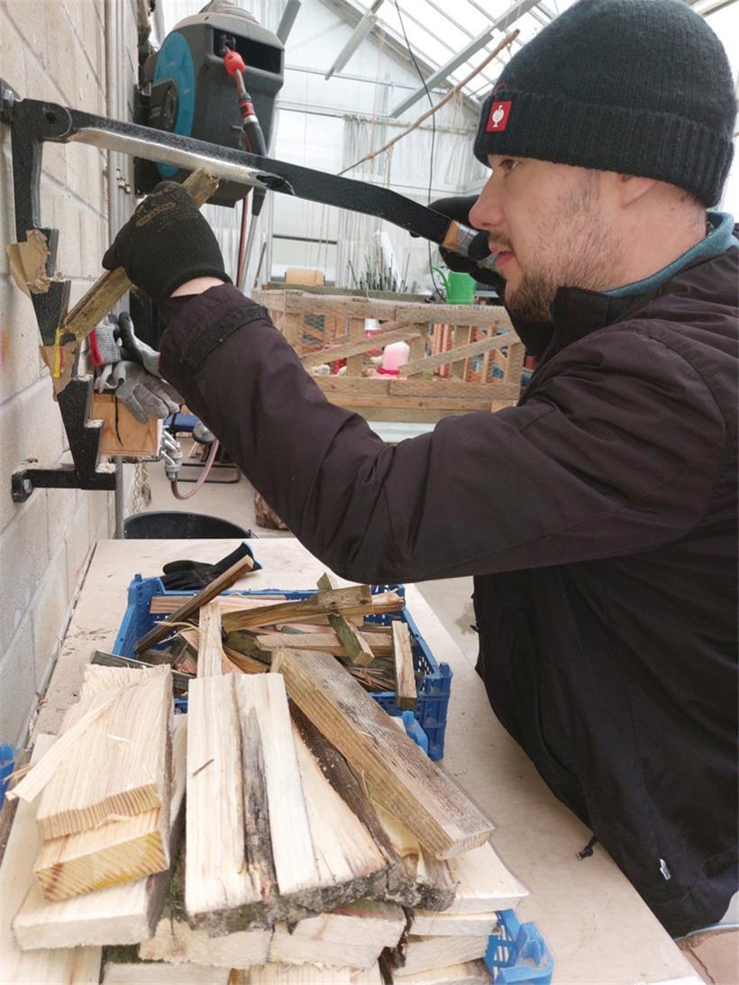 Hier wird das Holz von den Bewohnern zerkleinert
