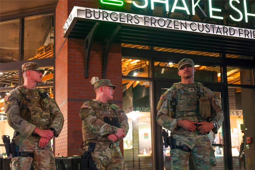 Hier wird der Schutz für den Burger großgeschrieben: Bewaffnete Nationalgardisten in DC
