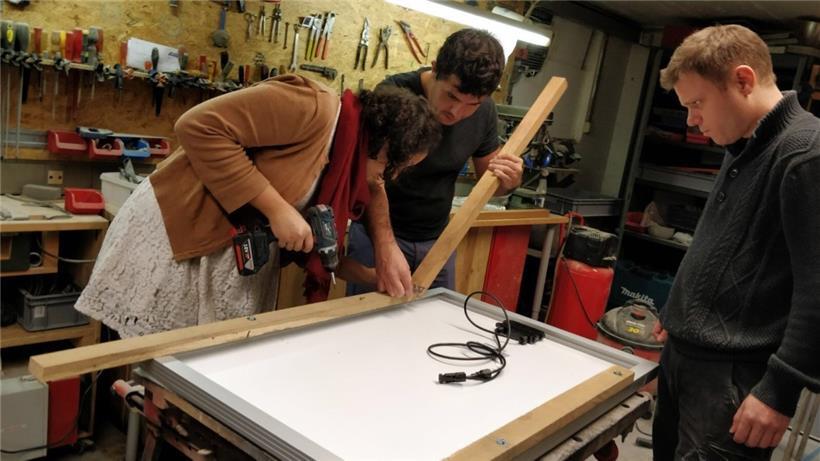 Hier wird in einem Workshop an einem autarken Solargenerator gearbeitet. Im .Jun...