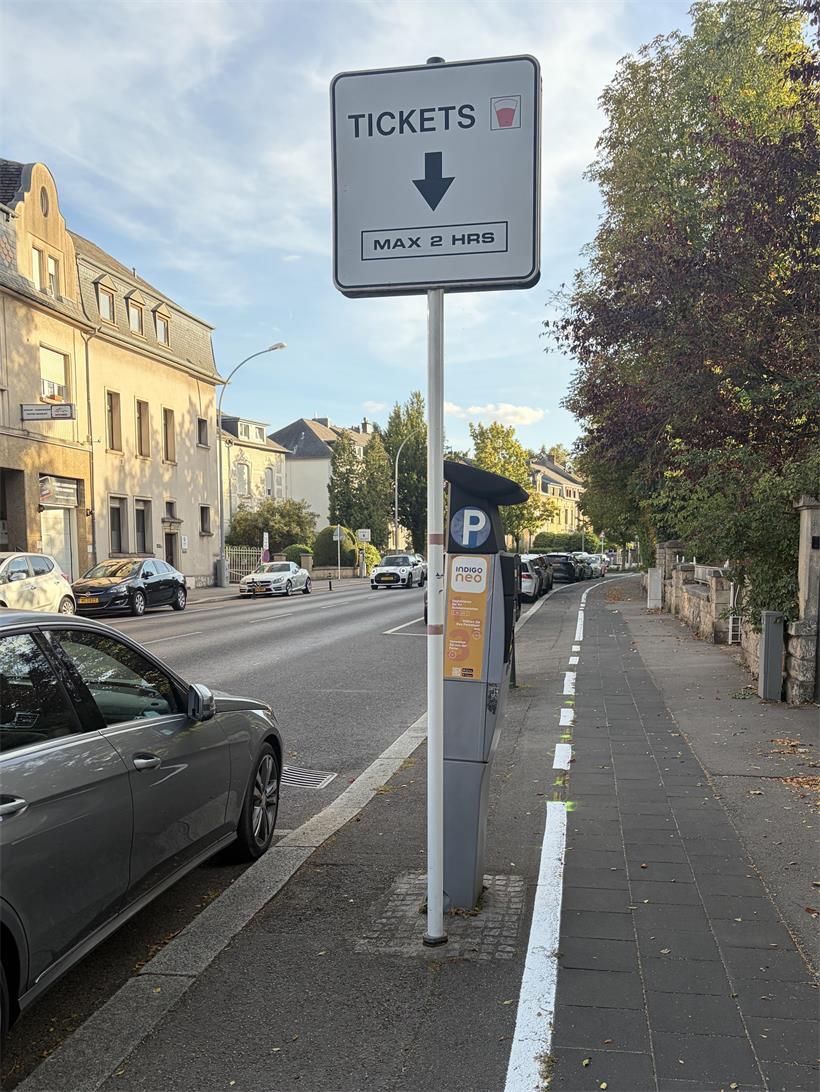 Besser Helm anziehen: Dieser Radweg in Esch ist ein echter Hindernis-Parcours Hier wird’s eng: Wo Autofahrer ihren Parkschein lösen, müssen Radler Slalom fahren