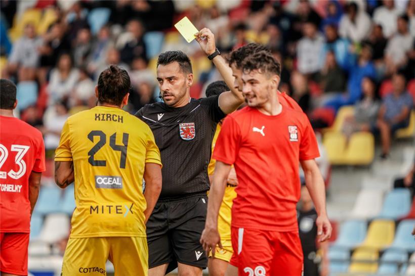 Hier zeigt Schiedsrichter Ferreira Gelb. Bereits nach 42 Minuten musste er im Spitzenspiel die rote Karte zücken.
