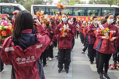 Hilfskräfte aus den provisorischen Krankenhäuser in der Provinz Hubei posieren für ein Foto, ehe sie wieder abreisen. 
