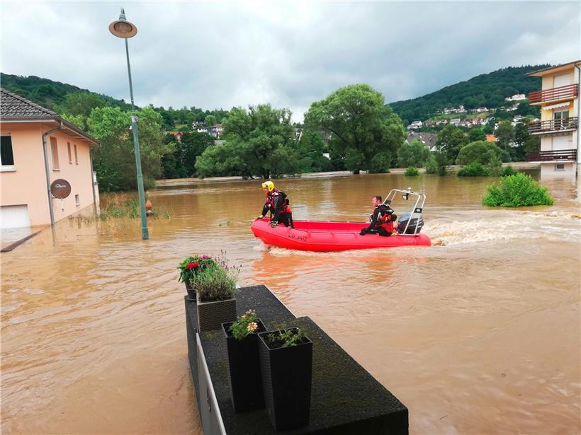 Hilfskräfte fahren mit motorisiertem Schlauchboot durch Bollendorferbrück und fragen die Bewohner, ob sie Hilfe brauchen
