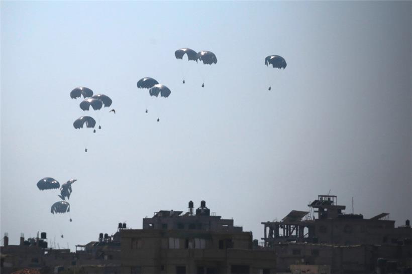 Hilfslieferungen aus der Luft sind aufwändig, sehr teuer und eine weitere Schikane der Israelis gegen die Menschen im Gazastreifen, da die Versorgung mit Hilfsgütern über die Straße in allen Hinsichten effizienter ist
