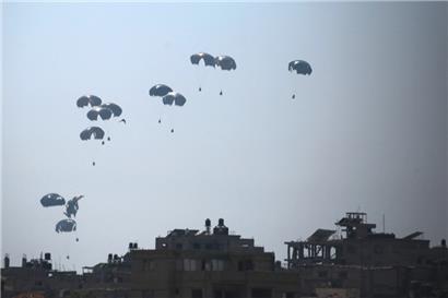 Hilfslieferungen aus der Luft sind aufwändig, sehr teuer und eine weitere Schikane der Israelis gegen die Menschen im Gazastreifen, da die Versorgung mit Hilfsgütern über die Straße in allen Hinsichten effizienter ist
