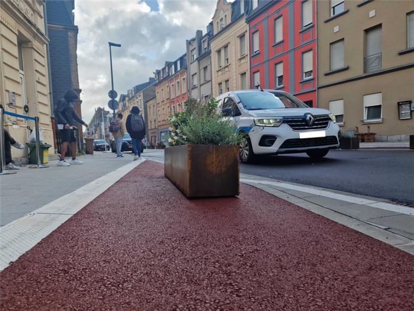 Hindernisparcours für Radfahrer: Auf dem Radweg in der Kanalstraße schmückt ein Blumenkübel den Weg
