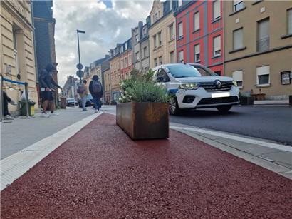 Hindernisparcours für Radfahrer: Auf dem Radweg in der Kanalstraße schmückt ein Blumenkübel den Weg
