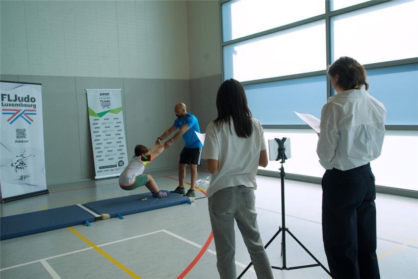 Hinfallen, ohne sich zu verletzen: Das wollte Wolfgang Amoussou der Testgruppe beibringen
