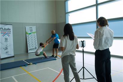 Hinfallen, ohne sich zu verletzen: Das wollte Wolfgang Amoussou der Testgruppe beibringen
