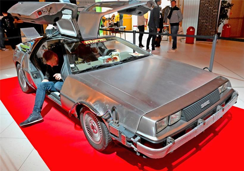 Hingucker wie der DeLorean aus „Back to the Future“ durften bei einer Fachmesse auch nicht fehlen
