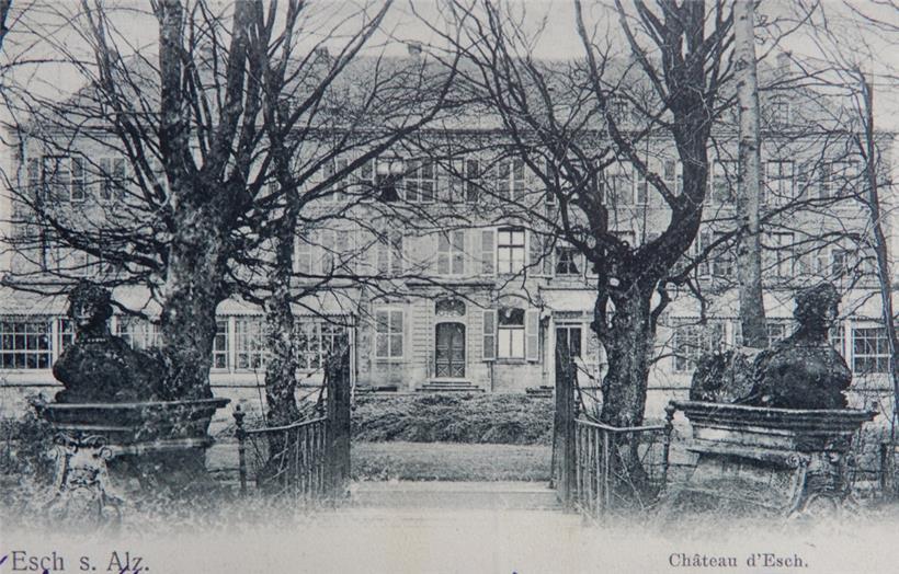 Hinter dem Schloss wachen die beiden Wassersphinxe über die kleine Brücke über die Alzette

