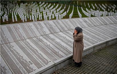 Hinter der Gedenktafel in Potocari reihen sich endlose Reihen an Grabsteinen: Am 11. Juli jährt sich der Srebrenica-Massenmord zum 25. Mal
