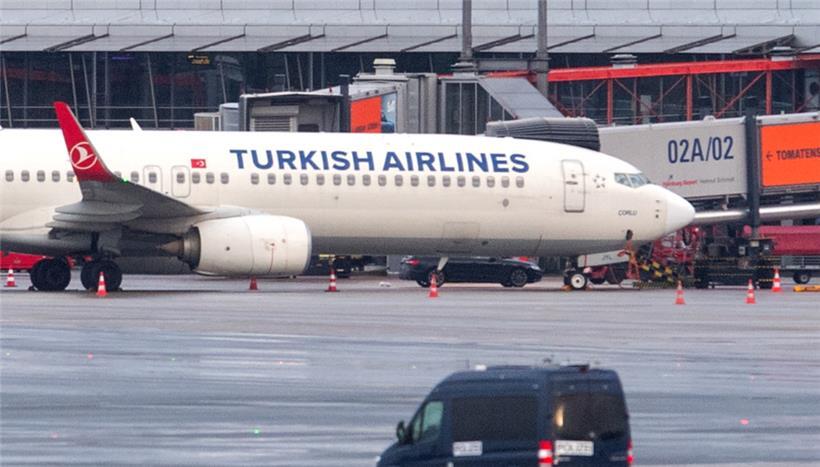 Hinter der Maschine der Turkish Airlines steht ein Auto, in dem der mutmaßliche Geiselnehmer mit seinem Kind sitzen soll
