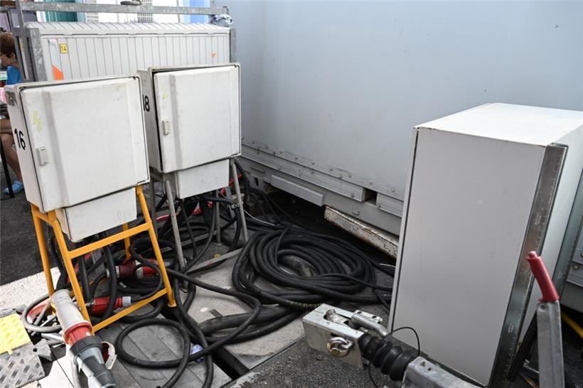 Hinter fast jedem Stand auf der Schobermesse findet man zahlreiche Kabel und Ver...