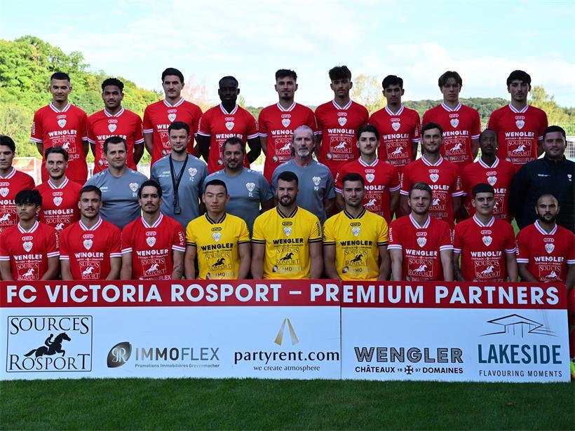 Hintere Reihe von links: Albert Ferreira, Alexis Gonçalves, Denis Schütte, Frederick Kyereh, Corentin Baudry, Lenn Hubert, Ruben Sousa, Mattéo François, Gonçalo Rodrigues.Mittlere Reihe von links: Diogo Gomes, Lucas Walbrecq, Ruslan Vdovychenko (Physiotherapeut), Filipe Constantino (Co-Trainer), Dean Léen (Trainer), Markus Reuter (Torwarttrainer), Janik Faldey, Ben Vogel, Sven Kalisa, Gilles Feltes (Sportdirektor).Vordere Reihe von links: Santiago Gonçalves, Marko Brkljaca, Kevin Marques, Bobby Jiang, Niklas Bürger, Tim Schilz, Michel Bechtold, Joe Neves, Jérémy Villeneuve.