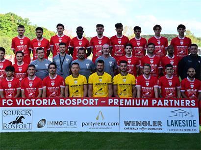 Hintere Reihe von links: Albert Ferreira, Alexis Gonçalves, Denis Schütte, Frederick Kyereh, Corentin Baudry, Lenn Hubert, Ruben Sousa, Mattéo François, Gonçalo Rodrigues.Mittlere Reihe von links: Diogo Gomes, Lucas Walbrecq, Ruslan Vdovychenko (Physiotherapeut), Filipe Constantino (Co-Trainer), Dean Léen (Trainer), Markus Reuter (Torwarttrainer), Janik Faldey, Ben Vogel, Sven Kalisa, Gilles Feltes (Sportdirektor).Vordere Reihe von links: Santiago Gonçalves, Marko Brkljaca, Kevin Marques, Bobby Jiang, Niklas Bürger, Tim Schilz, Michel Bechtold, Joe Neves, Jérémy Villeneuve.