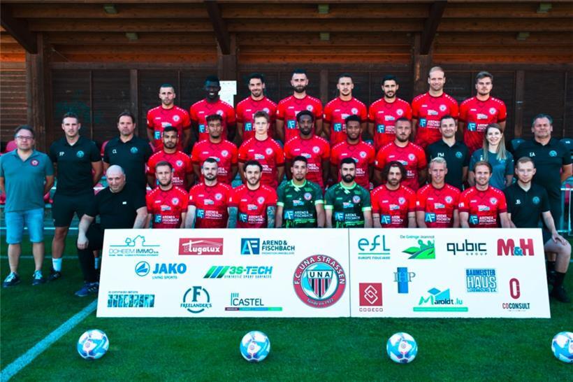 Hintere Reihe von links: Brian Babit, Jean-Désiré Tibor, Florian Weirich, Denis Agovic, Alen Agovic, Kevin Bacconnier, Tom Siebenaler, Brian Moding Mittlere Reihe von links: Luc Hilger (Präsident), François Papier (Co-Trainer), Christian Lutz (Trainer), Dany Camilo, Blaise Baillet, Cédric Baiverlin, Cédric Cossou, Brian Rouffignac, Tom Schnell, Pedro Martins (Co-Trainer), Agata Klimek (Physio), Emmanuel Andrien (Torwarttrainer) Vordere…
